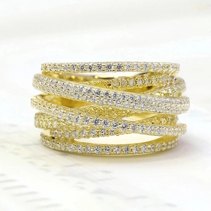 Macro de bague multicouche croisée dorée avec micro-pavage de pierres de zircone