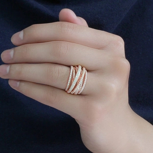 Bague multicouche croisée en or rose avec micro-pavage de pierres en zircone