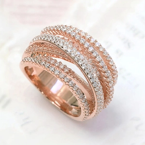 Détail d'une bague multicouche or rose avec zircons micro-pavés et finition mate