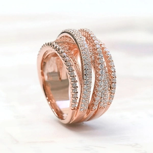 Détails d'une bague multicouche or rose avec sertissage pavé de pierres de zircone cubique