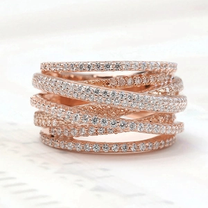Vue détaillée de bague multicouche en or rose ornée de zircons cubiques pavés
