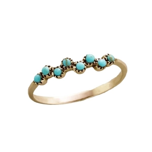 Bague dorée minimaliste avec pierres turquoise en vague sur un fond blanc épuré