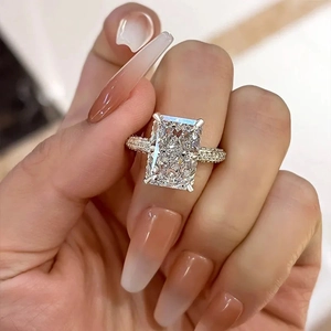 Bague pour femme avec zircon taille coussin et pierres latérales sur anneau argent