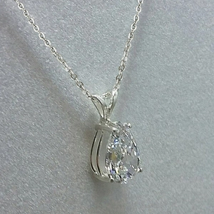 Collier élégant avec pendentif goutte d'eau en zircone sur une fine chaîne argentée