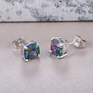 Makroaufnahme von Silber-Ohrsteckern mit quadratischem Regenbogen-Zirkonia in Vier-Krallen-Fassung