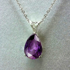 Collier élégant avec cristal violet taille poire et monture en argent à griffes