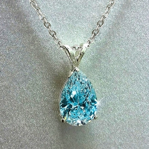 Collier avec pendentif zircon bleu clair en forme de poire et monture argent