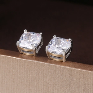 Minimalistische Ohrstecker mit quadratischem Zirkonia und zweifarbigem Design