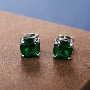 Nahaufnahme quadratischer smaragdgrüner Zirkonia-Ohrstecker in einer silbernen 4-Krallen-Fassung