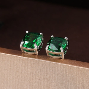 Klassische quadratische Zirkonia-Ohrstecker im Smaragdschliff mit Silberfassung