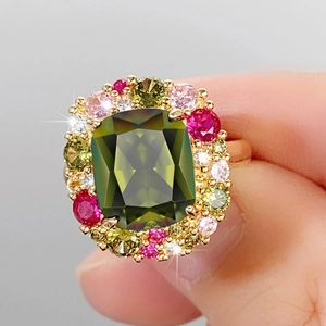 Anillo de cóctel vintage con esmeralda rectangular y piedras de colores en base dorada