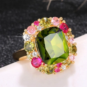 Anillo de lujo con gema verde corte esmeralda y pavé de cristales coloridos en dorado