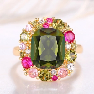 Vista macro de un anillo de lujo con gema verde rectangular y detalles florales