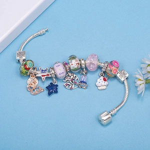 Pulsera con abalorios DIY con cuentas de vidrio azules y colgantes plateados