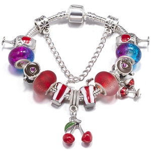 DIY Charm-Armband mit violetten Glasperlen, Weinglas-Anhängern und Sicherheitskette