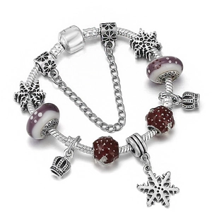 Weihnachtliches Elch-Perlenarmband mit lila Glasperlen und Schneeflocken-Anhängern