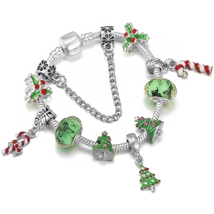 Makro-Detail des Weihnachts-DIY-Armbands mit Anhängern wie Baum, Zuckerstange und Stechpalme