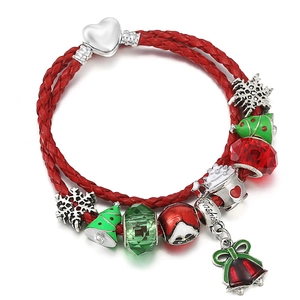 Luxuriöses mehrlagiges rotes Lederarmband mit festlichen Perlen und Anhängern