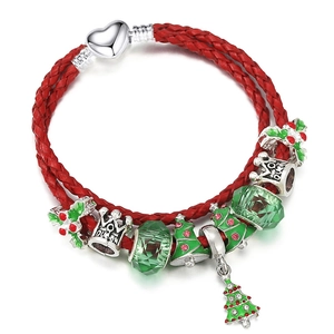 Rotes geflochtenes Leder-Weihnachtsarmband mit grünem Baum-Anhänger und Kronen-Charms