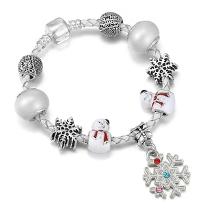 Details des Weihnachts-Lederarmbands mit Schneemann-Anhängern und Frohe Weihnachten Gravur