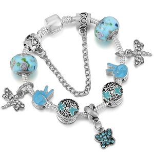 Bracciale argento DIY con perle in vetro blu e ciondoli a forma di libellula e farfalla
