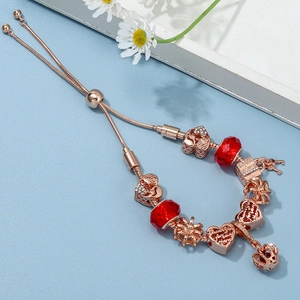 Bracciale a corona regolabile in oro rosa con perline rosse e ciondoli a cuore
