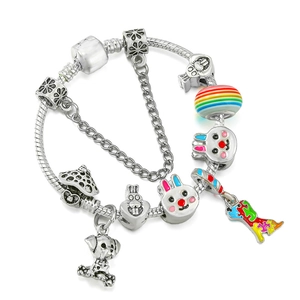 Bracelet chaîne serpent en argent avec breloques émaillées lapin, chien et champignon
