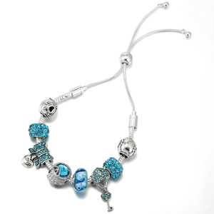Silbernes Schlangenarmband mit himmelblauen Perlen und Herzanhänger, verstellbar