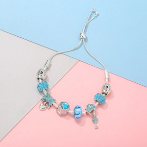 Silbernes Charm-Armband mit blauen Strasssteinen, Herzanhänger und Schlüssel an Schlangenkette