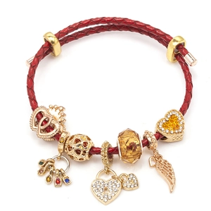 Rotes geflochtenes Lederarmband mit vergoldeten Kristallperlen und Herzanhänger