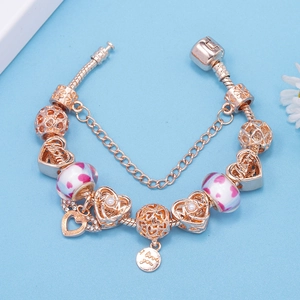 Roségold-Schlangenarmband mit rosa Herzanhängern und Herzanhänger für die Mutter