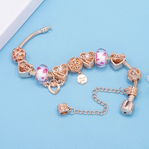 Roségold Schlangenarmband mit Mom Herzanhängern und Glasperlen mit Farbverlauf