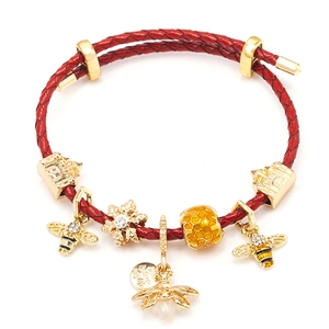Rotes geflochtenes Lederarmband mit Goldbienen-Anhängern und graviertem Glückstaler