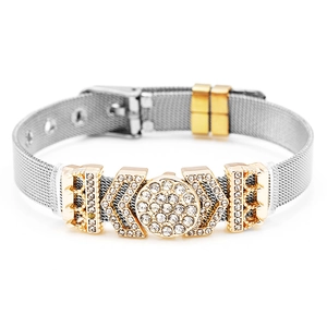 Dettaglio del bracciale a maglia in acciaio con ciondolo rotondo in strass lucidi