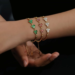 Adjustable gold clover bracelets with colorful heart-shaped cubic zirconia crystals