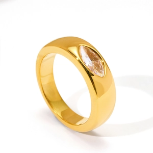Bague vague élégante plaquée or pour femme avec cristal de marquise sur fond blanc