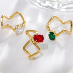 Bagues vagues dorées élégantes avec pierres ovales colorées en rouge, vert et blanc