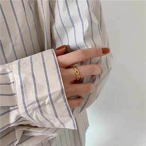 Minimalistischer goldener Kettengliedring für Damen im geometrischen Design am Finger