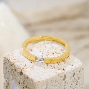 Minimalistischer Ring aus Titanstahl in Roségold mit rechteckigem Zirkonia auf Steinbasis