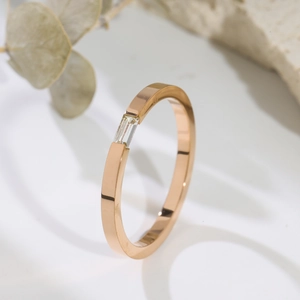 Eleganter Ring aus roségoldenem Titanstahl mit Baguette-Diamant auf strukturiertem Stein