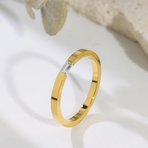 Minimalistischer goldener Titanstahlring mit rechteckigem Zirkonia-Stein-Inlay