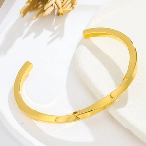 Bracelet ouvert spirale minimaliste en acier titane or rose pour femme avec fini poli