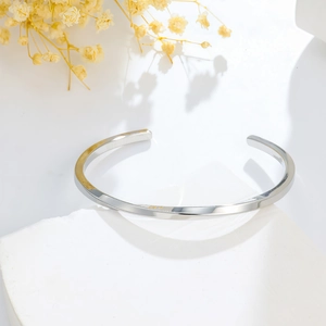 Vue détaillée du bracelet jonc argenté minimaliste avec finition métallique torsadée