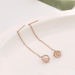 Pendientes de hilo minimalistas en oro rosa de 18k con colgantes de bolas de malla hueca