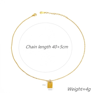 Collana con ciondolo rettangolare in oro con incisione destiny e cristalli chiari