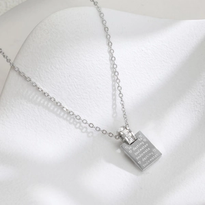 Collana in acciaio al titanio argento con ciondolo quadrato e incisione destiny