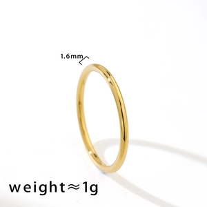 Détail macro d'une bague fine en titane doré de 1,6 mm pesant 1g sur fond blanc pur