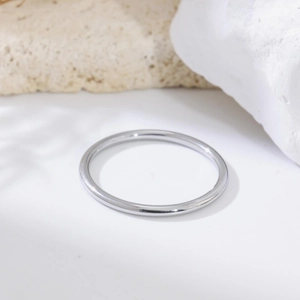Bague empilable minimaliste en acier titane argenté 1,5mm avec finition miroir polie