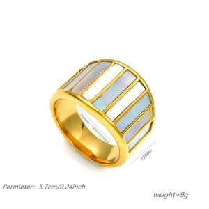 Brede gouden titanium ring met parelmoer inleg getoond vanuit een hoek van 45 graden
