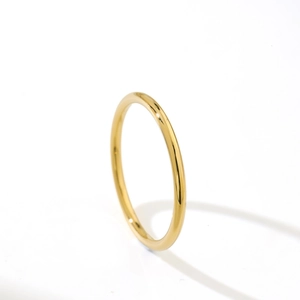 Bague fine de 1,5mm en acier titane doré poli avec une finition brillante